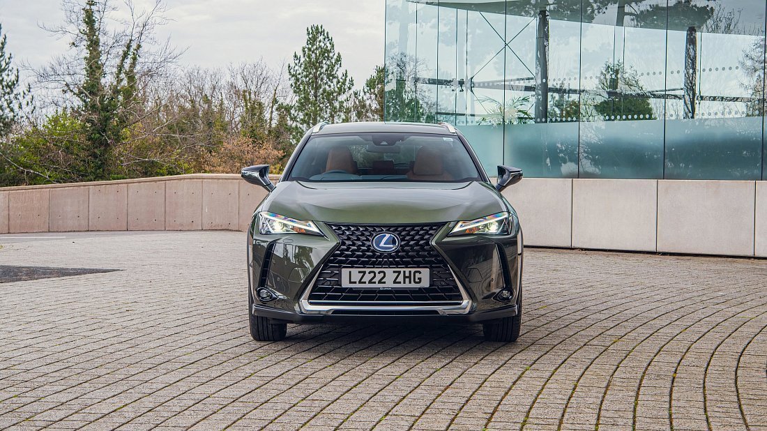 Lexus UX 300e (2023-…) передняя часть, решетка радиатора, фары, бампер, экстерьер