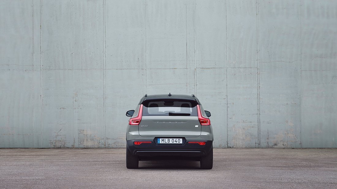 Volvo XC40 Recharge (EX40) Single Motor (2022-…) вид сзади, задние фонари, багажник, спойлер, эмблема, бампер, экстерьер