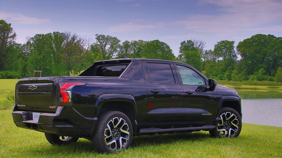 Chevrolet Silverado EV LT Extended Range (2025-…) задняя часть в три четверти, вид в три четверти, диагональ, экстерьер