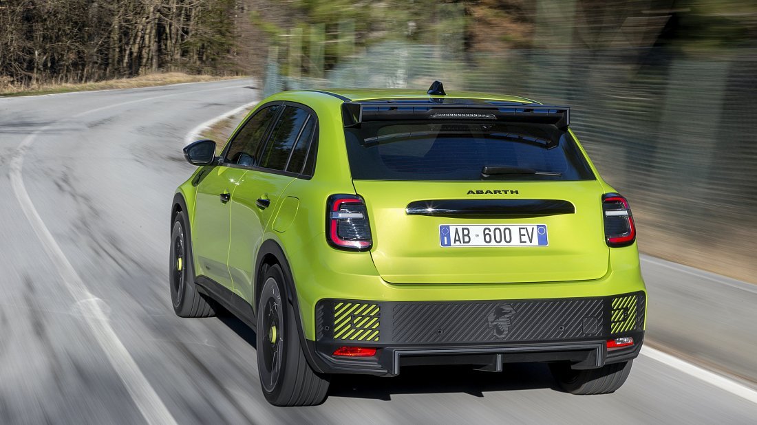 Фото Abarth 600e Turismo (2024-…) вид сзади, задние фонари