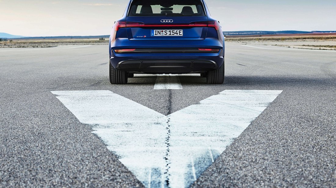 Audi e-tron S (2020-2022) вид сзади, задние фонари, багажник, спойлер, эмблема, бампер, экстерьер