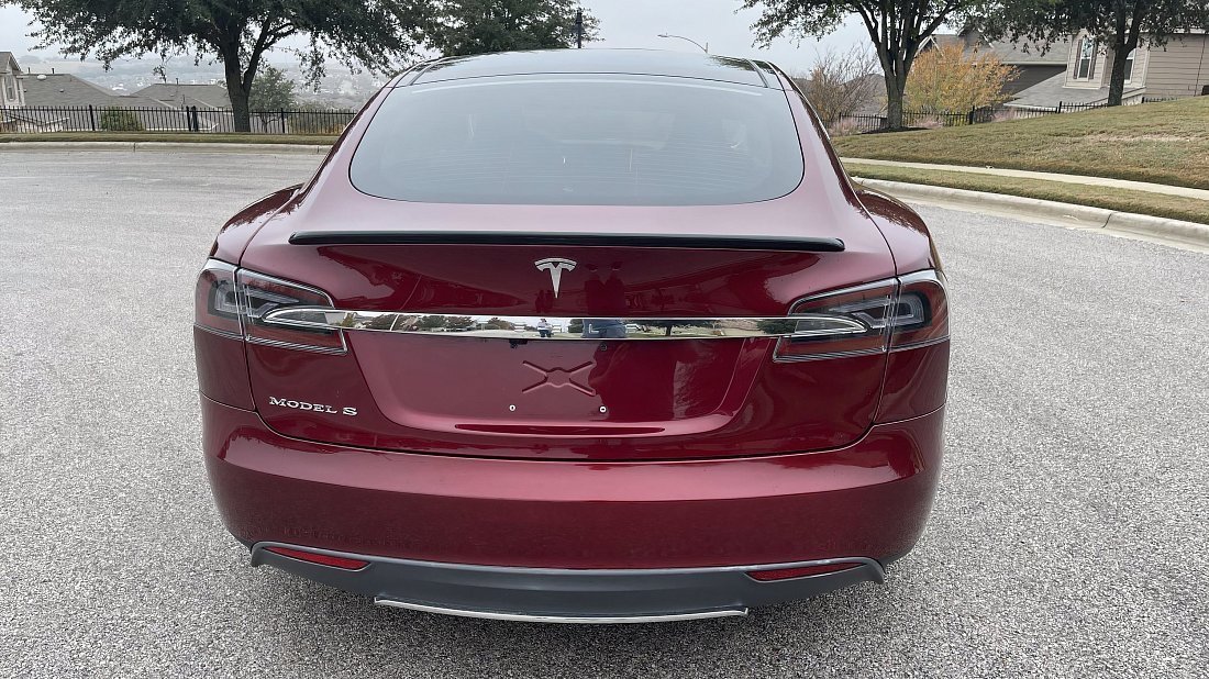 Tesla Model S 85 (2012-2016) вид сзади, задние фонари, багажник, спойлер, эмблема, бампер, экстерьер