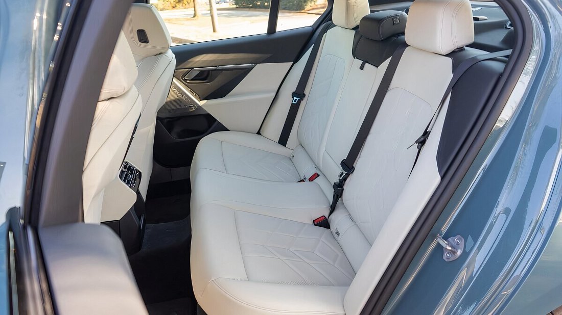 BMW i5 xDrive40 (2025-…) задние сиденья, пассажирские сиденья, пространство для ног, пространство над головой, интерьер