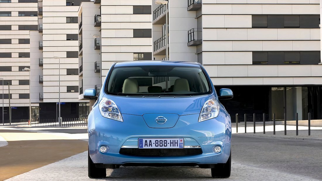 Nissan Leaf 30 kWh (2015-2018) передняя часть, решетка радиатора, фары, бампер, экстерьер