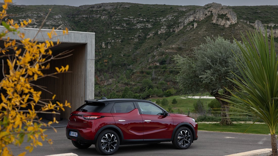 DS 3 E-Tense (2022-…) задняя часть в три четверти, вид в три четверти, диагональ, экстерьер