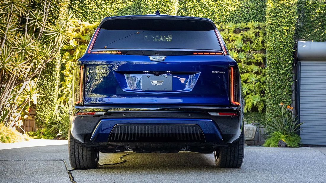 Cadillac Vistiq AWD (2025-…) вид сзади, задние фонари, багажник, спойлер, эмблема, бампер, экстерьер