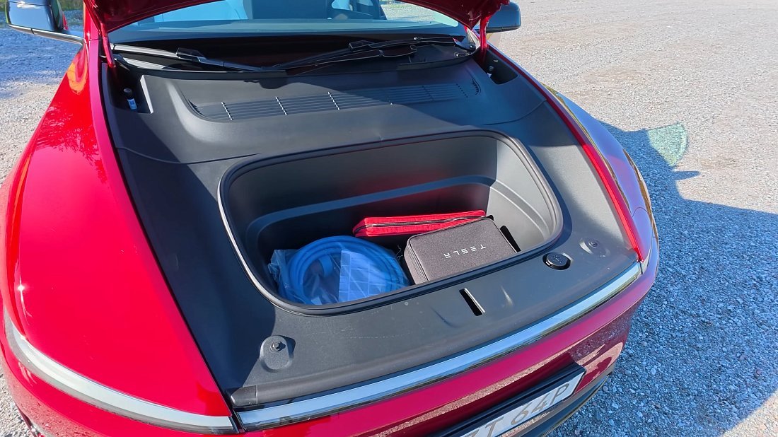 Фото Tesla Model Y Performance (2025-...) передний багажник (frunk)