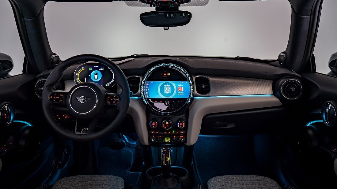 Mini Cooper SE (2021-2024) интерьер, переднее сиденье, водительское сиденье, приборная панель, рулевое колесо, информационно-развлекательная система, кокпит