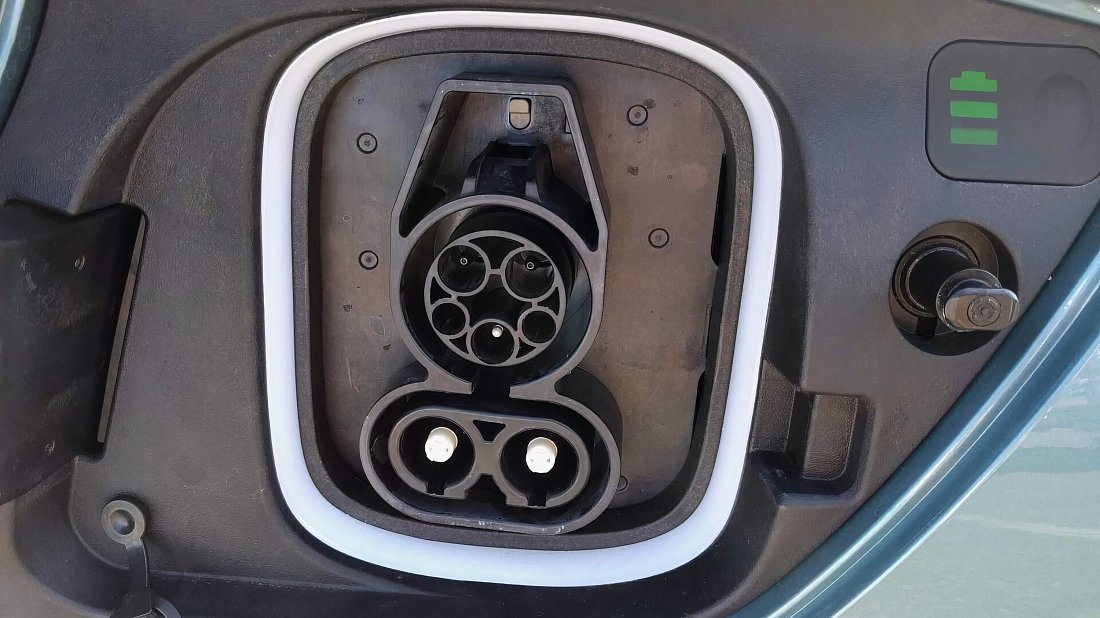 Hyundai Kona Electric Long Range (2019-2021) порт для зарядки (США), зарядка, разъем, штекер, коннектор