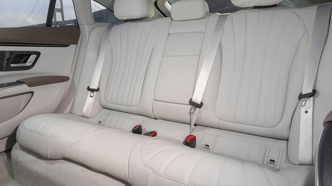Mercedes EQS 500 4MATIC (2022-2024) задние сиденья, пассажирские сиденья, пространство для ног, пространство над головой, интерьер