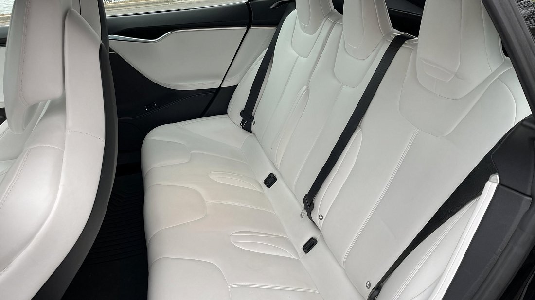 Tesla Model S Performance (2019-2020) задние сиденья, пассажирские сиденья, пространство для ног, пространство над головой, интерьер