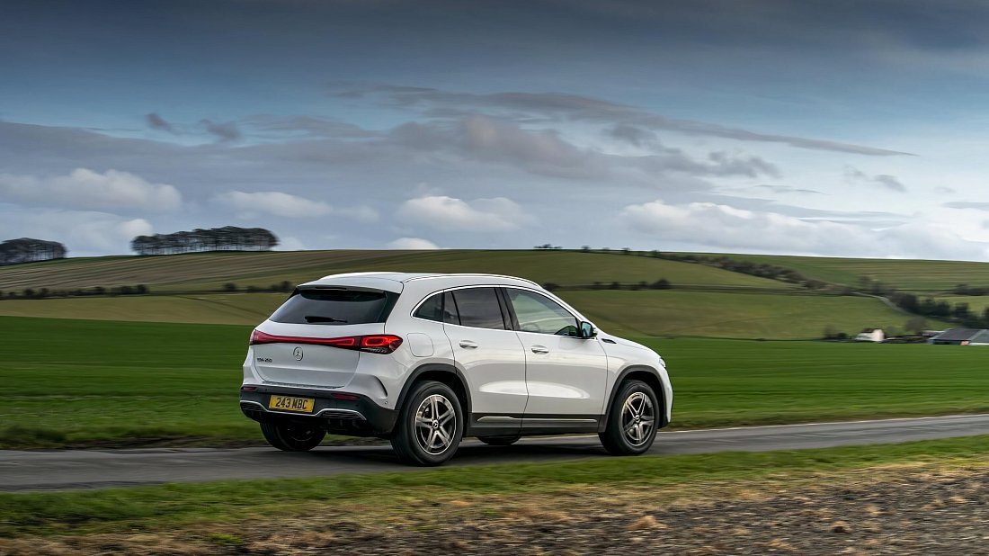 Mercedes EQA 300 4MATIC (2021-2023) задняя часть в три четверти, вид в три четверти, диагональ, экстерьер