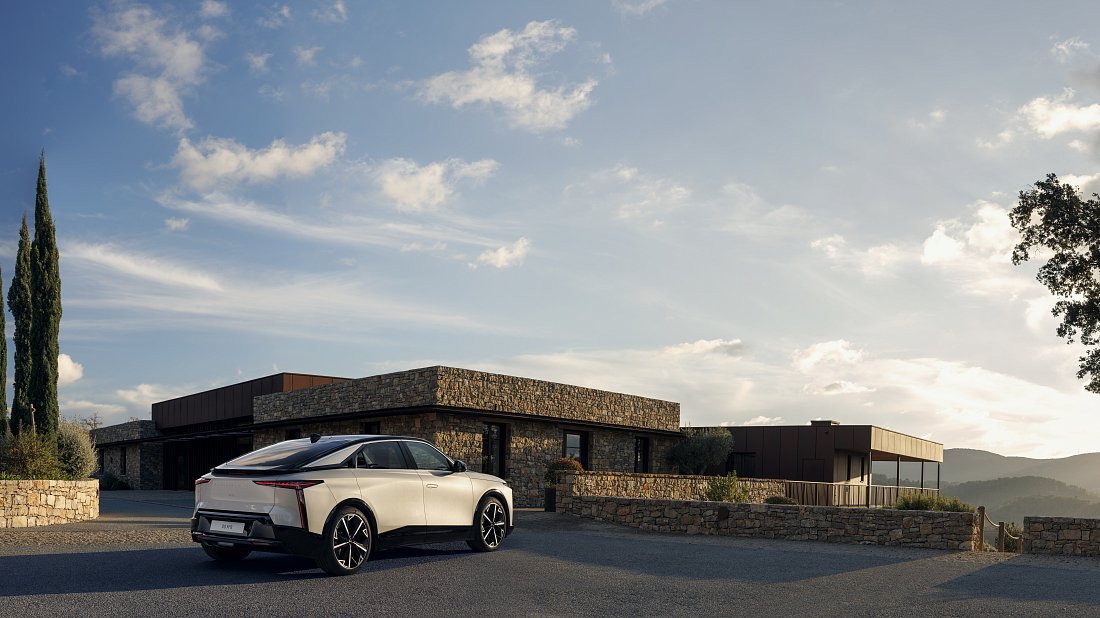 DS 8 AWD Long Range (2025-...) задняя часть в три четверти, вид в три четверти, диагональ, экстерьер