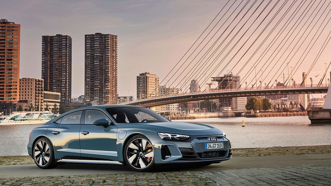 Audi e-tron GT quattro (2021-2024) вид спереди, спереди сбоку, по диагонали, экстерьер