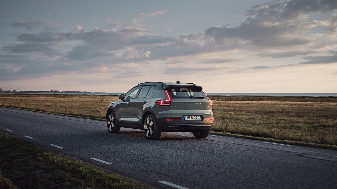 Volvo XC40 Recharge (EX40) Single Motor (2022-…) задняя часть в три четверти, вид в три четверти, диагональ, экстерьер
