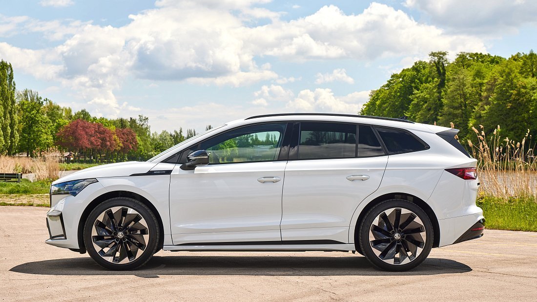 Škoda Enyaq 60 (2023-2024) вид сбоку, силуэт, двери, колеса, экстерьер