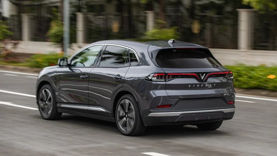 VinFast VF 8 Plus (2024-…) задняя часть в три четверти, вид в три четверти, диагональ, экстерьер