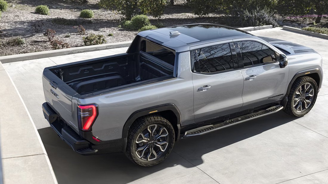 GMC Sierra EV Denali Edition 1 (2024-2025) задняя часть в три четверти, вид в три четверти, диагональ, экстерьер