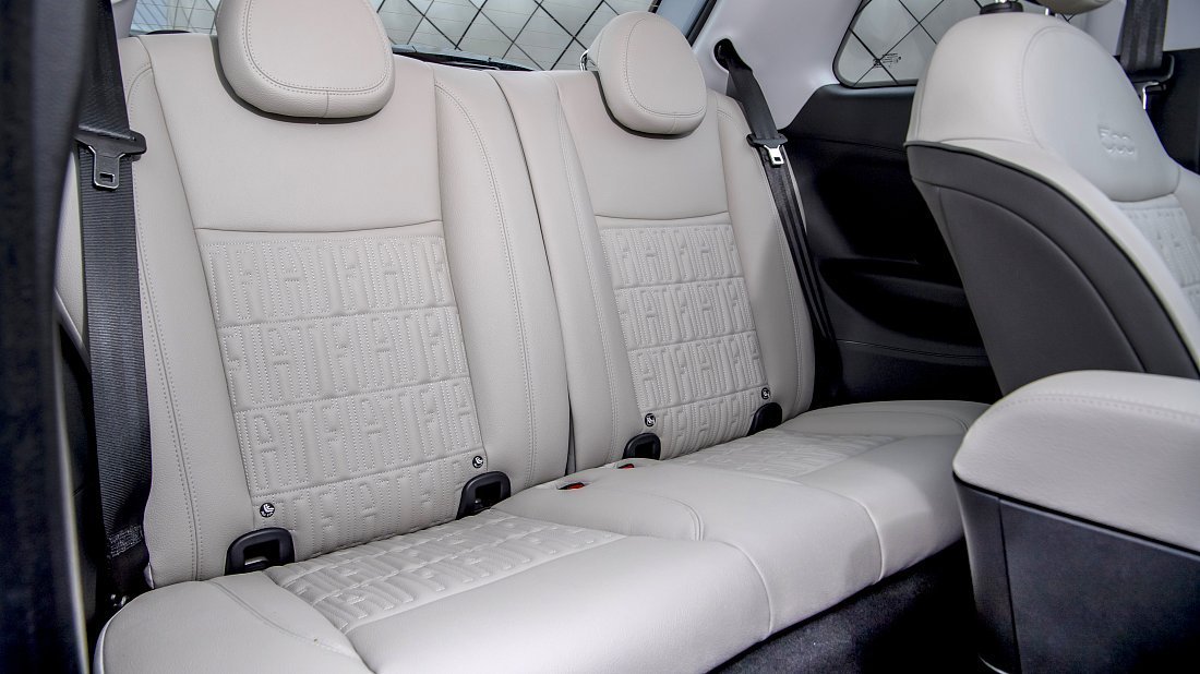 Fiat 500e 3+1 42 kWh (2020-…) задние сиденья, пассажирские сиденья, пространство для ног, пространство над головой, интерьер