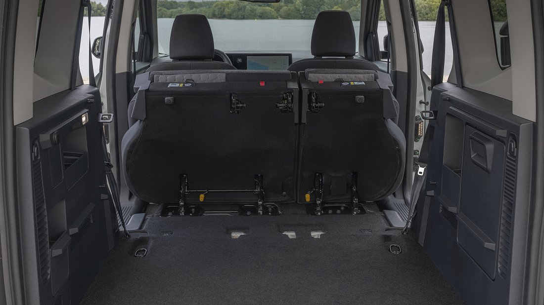 Фото Ford e-Tourneo Courier (2024-…) разложенный багажник