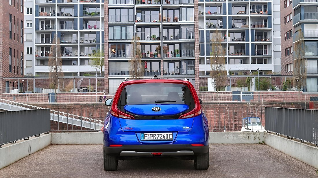 Kia Soul EV Long Range (2020-…) вид сзади, задние фонари, багажник, спойлер, эмблема, бампер, экстерьер