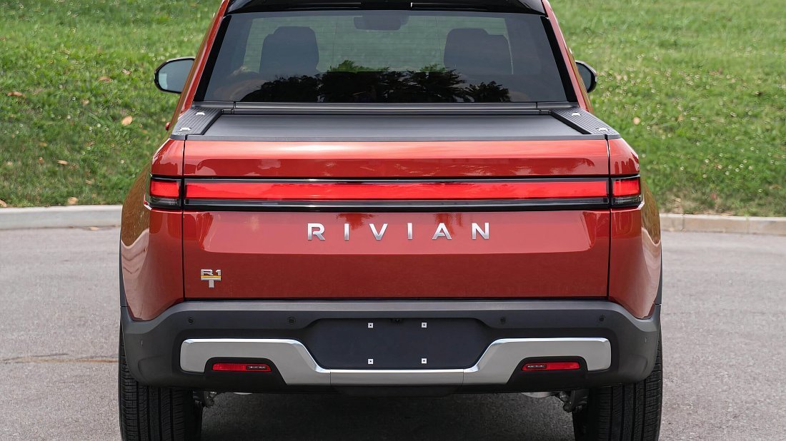 Rivian R1T Quad-Motor AWD Large (2022-…) вид сзади, задние фонари, багажник, спойлер, эмблема, бампер, экстерьер