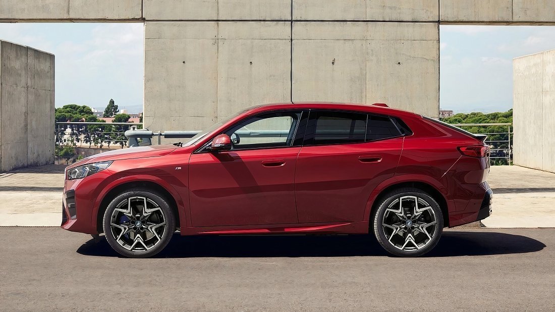 BMW iX2 eDrive20 (2024-…) вид сбоку, силуэт, двери, колеса, экстерьер