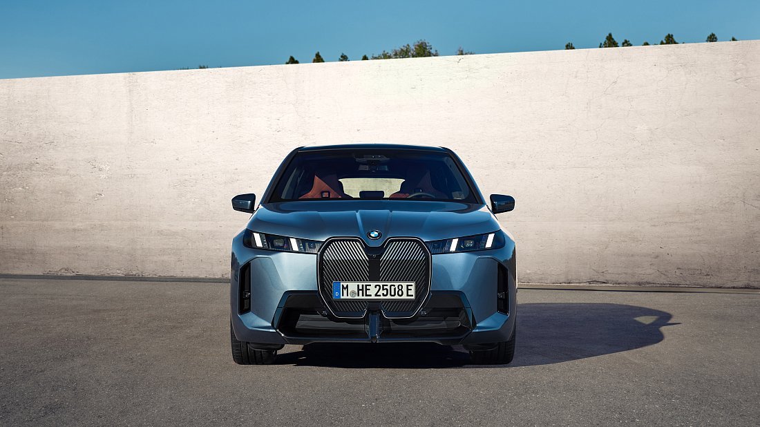 BMW iX xDrive60 (2025-...) передняя часть, решетка радиатора, фары, бампер, экстерьер