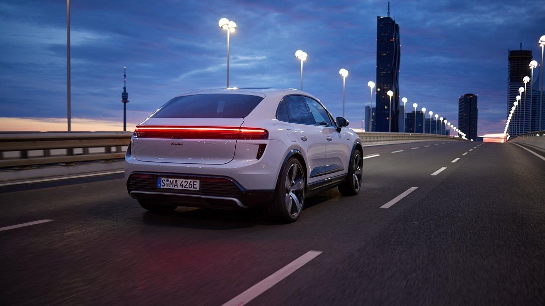 Porsche Macan Turbo Electric (2024-…) задняя часть в три четверти, вид в три четверти, диагональ, экстерьер