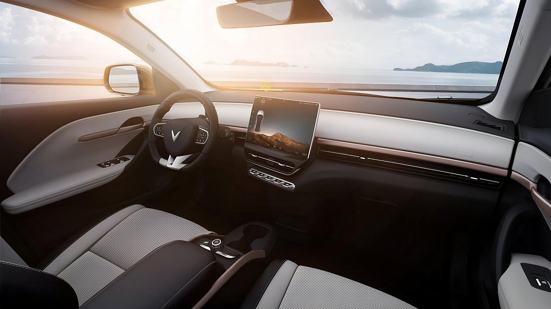 VinFast VF 6 Eco (2024-…) интерьер, переднее сиденье, водительское сиденье, приборная панель, рулевое колесо, информационно-развлекательная система, кокпит