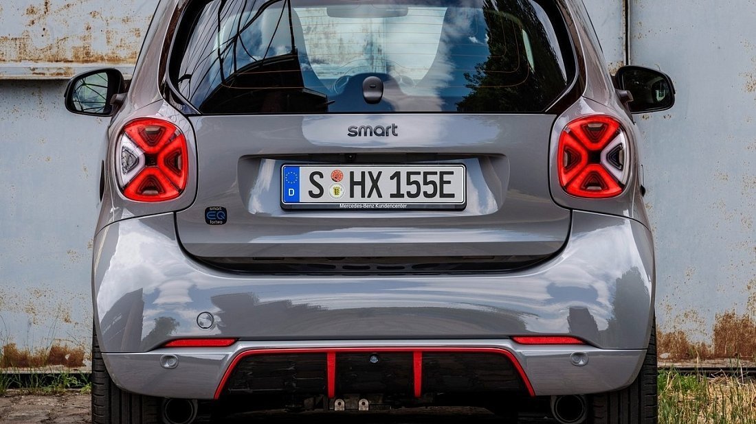 Smart EQ fortwo coupe (2020-2023) вид сзади, задние фонари, багажник, спойлер, эмблема, бампер, экстерьер