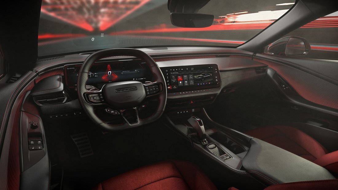 Dodge Charger Daytona 2DR R/T (2024-...) интерьер, переднее сиденье, водительское сиденье, приборная панель, рулевое колесо, информационно-развлекательная система, кокпит