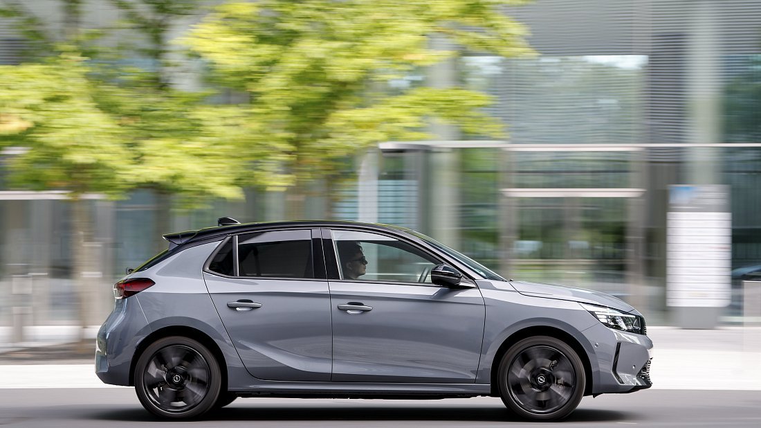 Фото Opel Corsa Electric 54 kWh (2025-…) вид сбоку