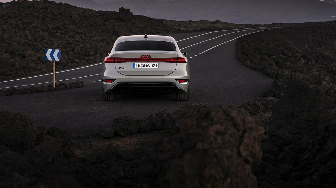 Audi A6 Sportback e-tron quattro (2024-…) вид сзади, задние фонари, багажник, спойлер, эмблема, бампер, экстерьер