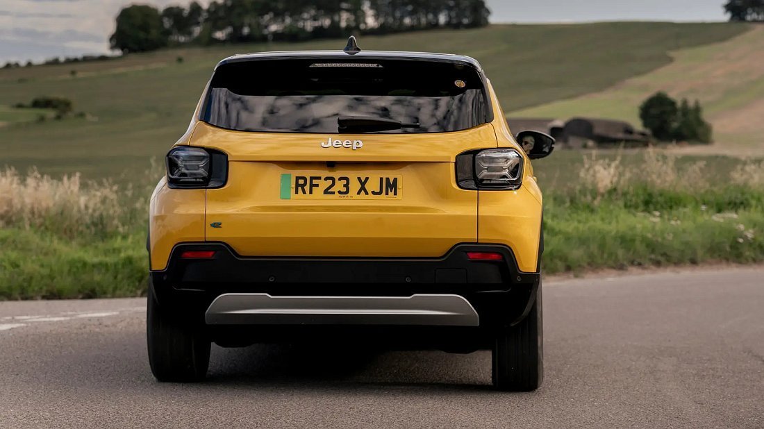 Jeep Avenger Electric (2023-…) вид сзади, задние фонари, багажник, спойлер, эмблема, бампер, экстерьер