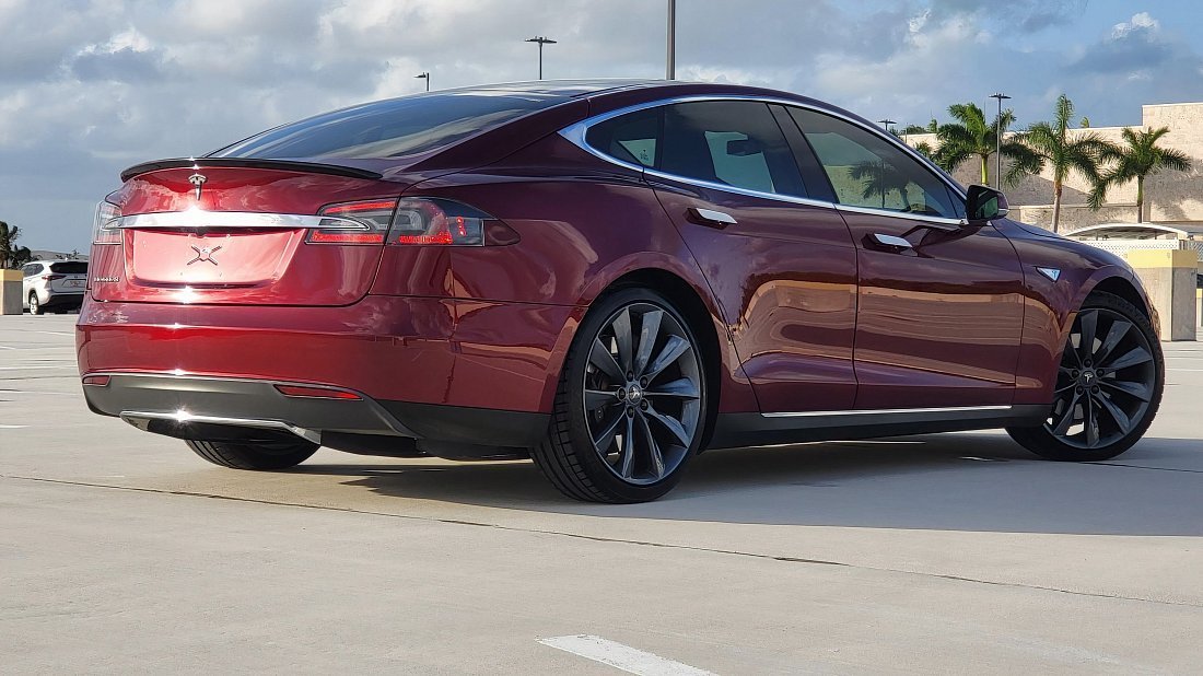Tesla Model S 85 (2012-2016) задняя часть в три четверти, вид в три четверти, диагональ, экстерьер