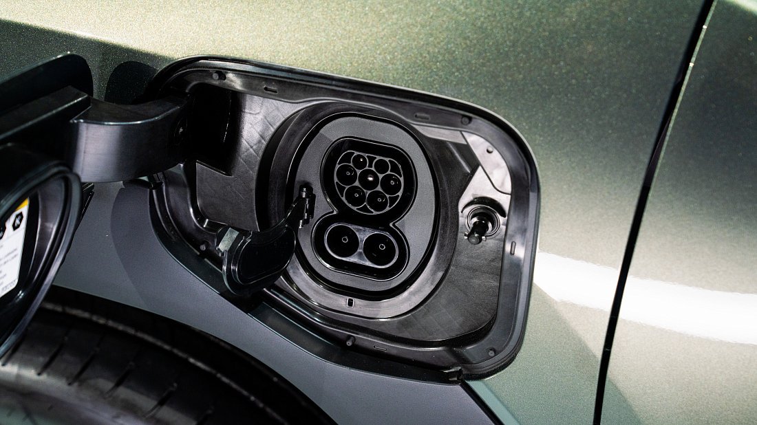 Фото Suzuki e Vitara 49 kWh FWD (2025-…) порт для зарядки (Европа)