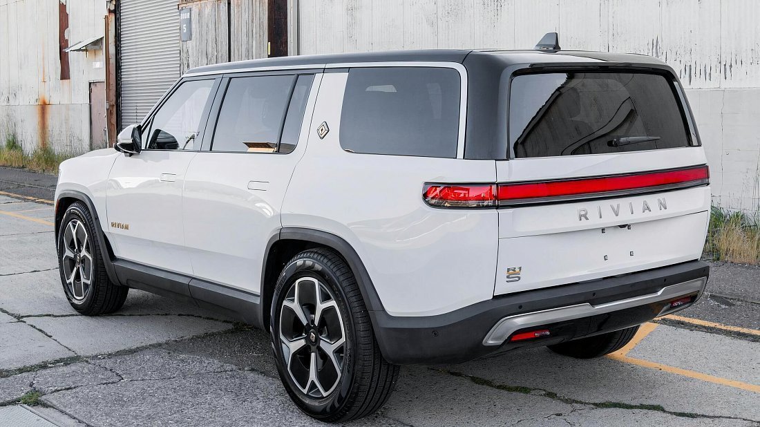 Rivian R1S Performance Dual-Motor AWD Large (2023-2024) задняя часть в три четверти, вид в три четверти, диагональ, экстерьер