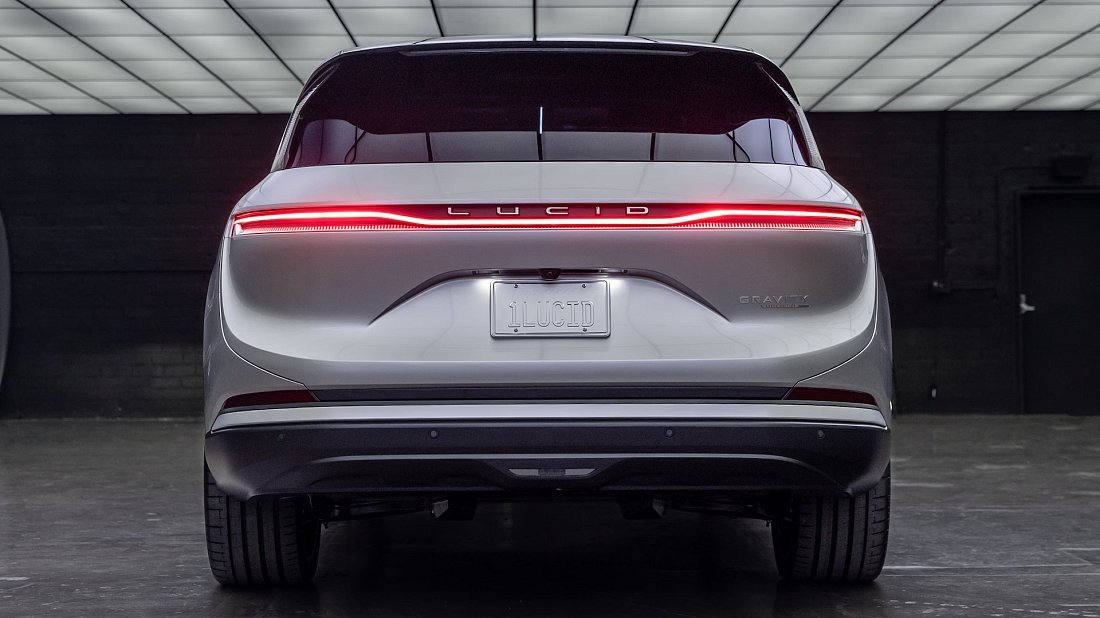Lucid Gravity Grand Touring (2024-…) вид сзади, задние фонари, багажник, спойлер, эмблема, бампер, экстерьер