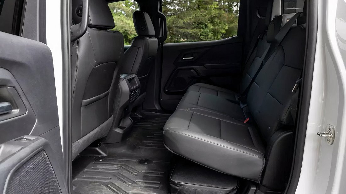 Chevrolet Silverado EV Work Truck Standard Range (2025-…) задние сиденья, пассажирские сиденья, пространство для ног, пространство над головой, интерьер