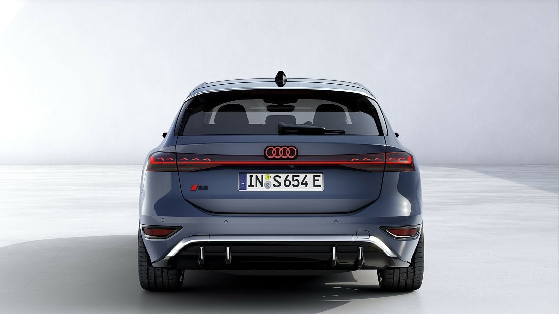 Audi S6 Avant e-tron (2024-…) вид сзади, задние фонари, багажник, спойлер, эмблема, бампер, экстерьер