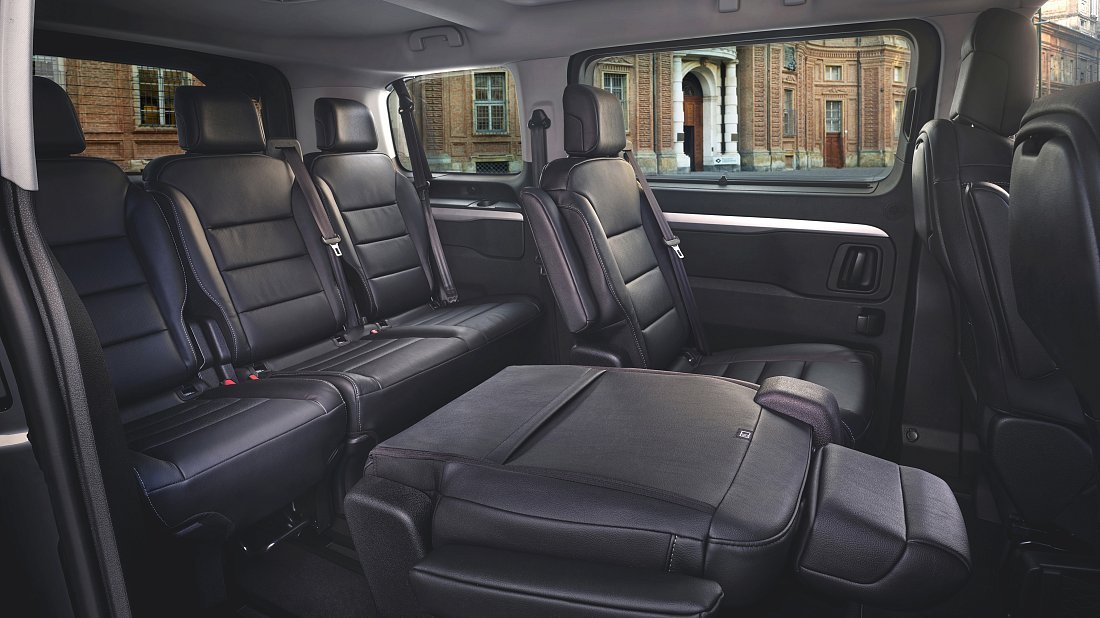 Peugeot e-Expert Combi Standard 75 kWh (2021-2024) багажник, увеличенный объем, сиденья сложены, максимальный объем, максимальный груз, максимальная вместимость, максимальное пространство для хранения