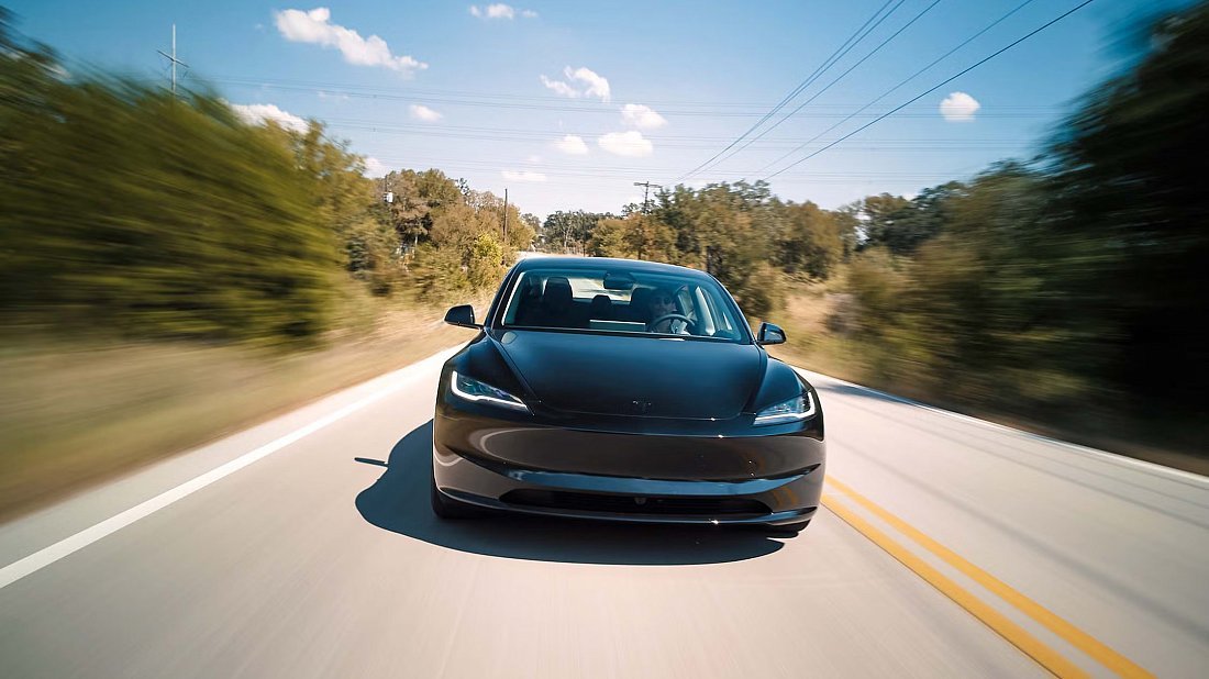 Фото Tesla Model 3 Standard RWD (2025-...) вид спереди