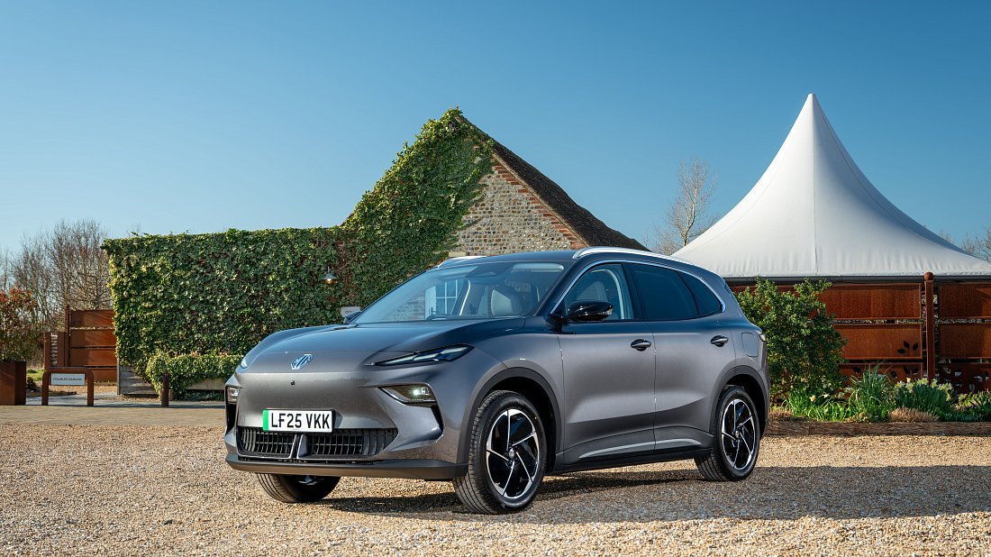 MG MGS5 EV 49 kWh (2025-...) вид спереди, спереди сбоку, по диагонали, экстерьер