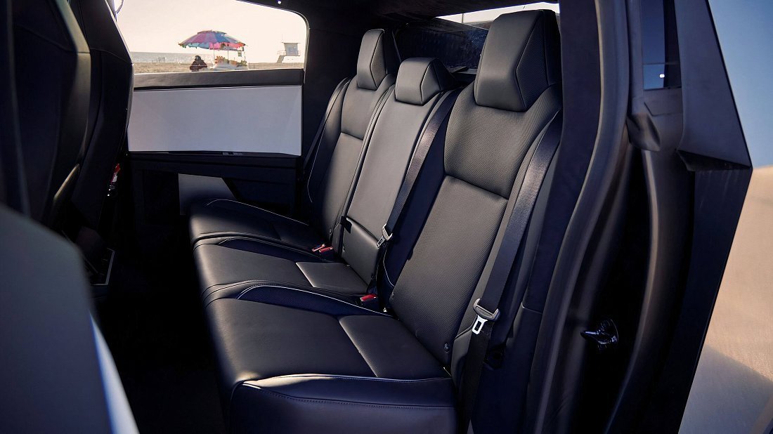 Tesla Cybertruck Long Range RWD (2025-…) задние сиденья, пассажирские сиденья, пространство для ног, пространство над головой, интерьер