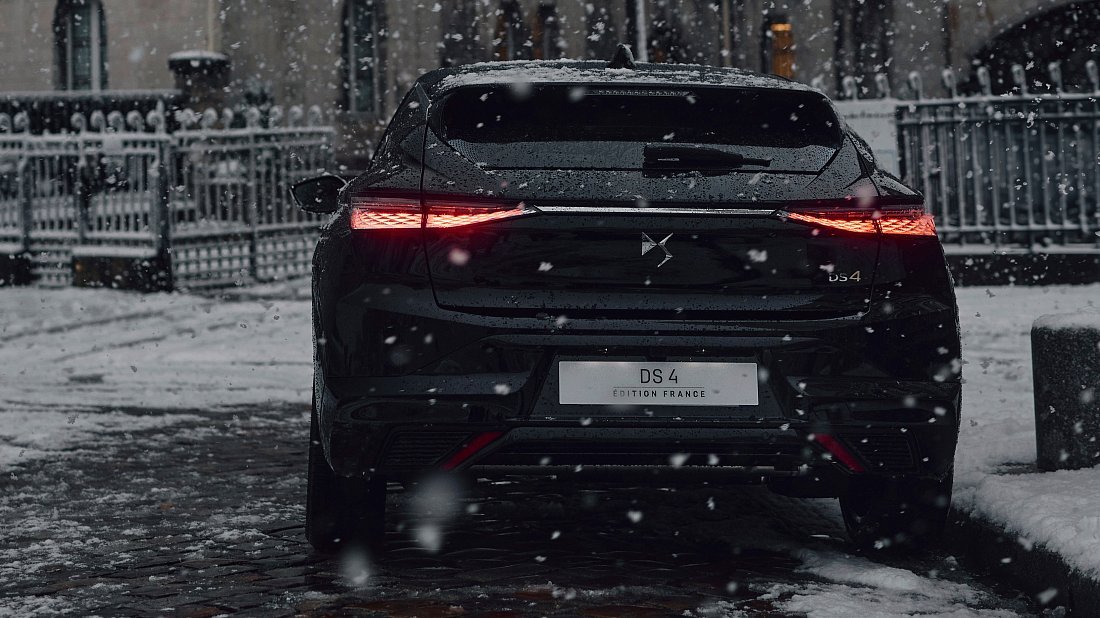 DS 4 E-Tense (2025-…) вид сзади, задние фонари, багажник, спойлер, эмблема, бампер, экстерьер