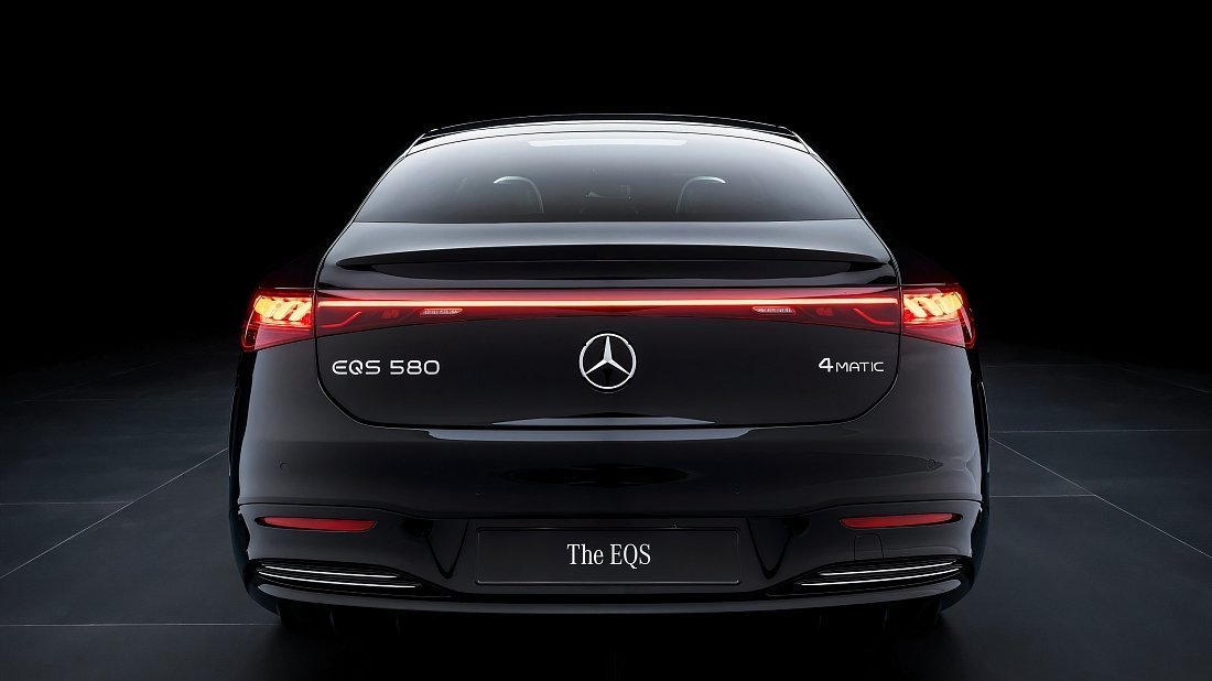 Mercedes EQS 580 4MATIC (2024-…) вид сзади, задние фонари, багажник, спойлер, эмблема, бампер, экстерьер