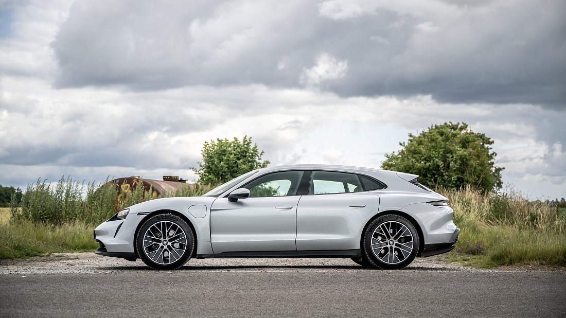 Porsche Taycan RWD Sport Turismo (2022-2024) вид сбоку, силуэт, двери, колеса, экстерьер