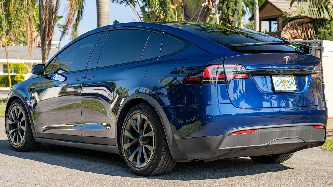 Tesla Model X Dual Motor (2021-…) задняя часть в три четверти, вид в три четверти, диагональ, экстерьер