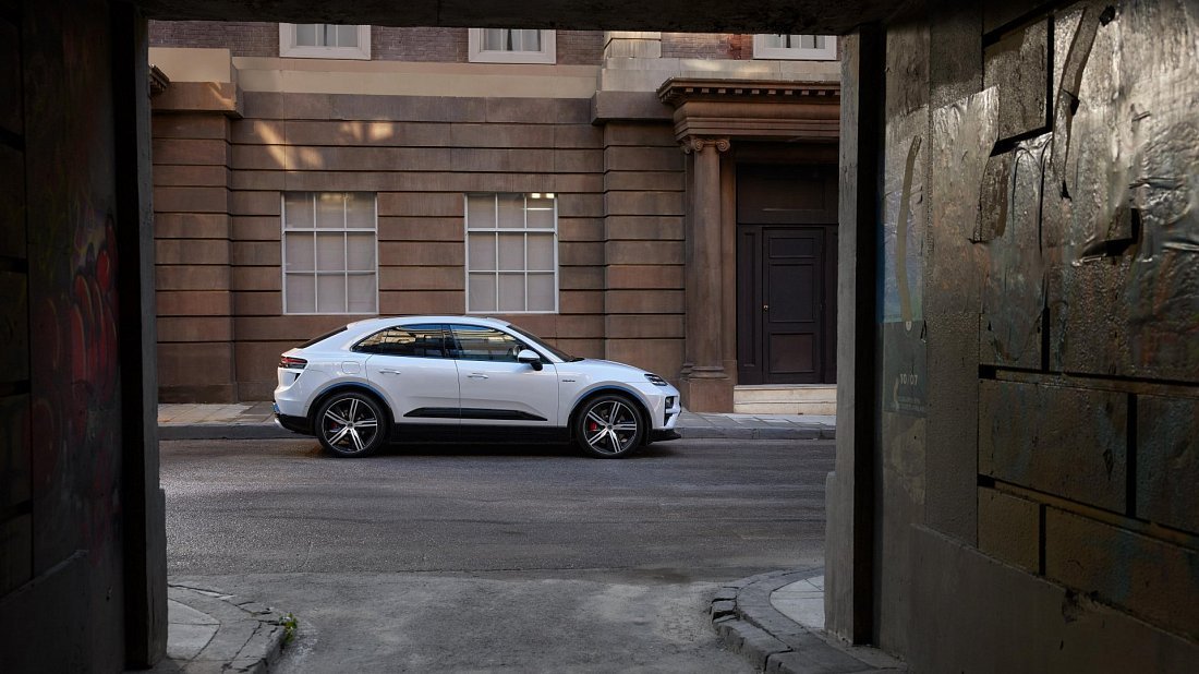 Porsche Macan Turbo Electric (2024-…) вид сбоку, силуэт, двери, колеса, экстерьер